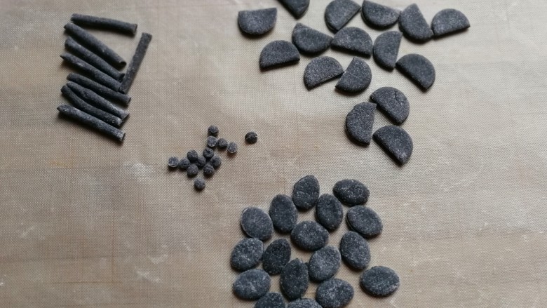 熊猫豆沙馒头,再把这些先做好的小配件盖保鲜,放进冰箱冷藏一下(目的是不让它们迅速发大)