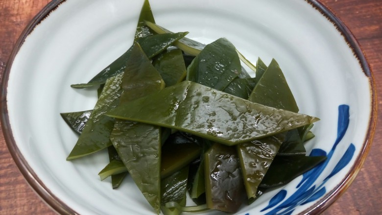 排骨山药海带汤,海带洗干净切片,