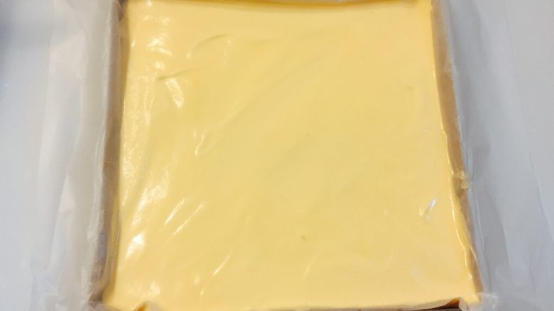 戚风蛋糕卷,面糊倒入模具,用刮刀四个角均匀分布