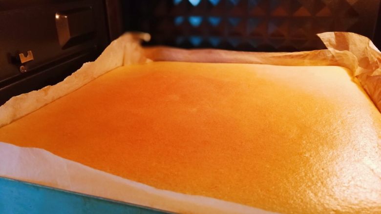 戚风蛋糕卷,烤箱160度预热,放入烤箱上下锅160度烤30分钟。温度仅供参考,每个烤箱脾气都不太一样