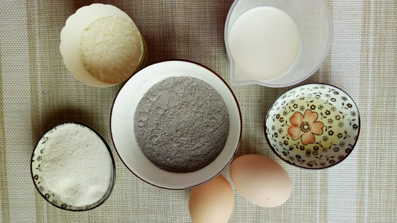 大米也能做蛋糕 简箪紫糯米糕,原料:简箪紫糯米粉65克 简箪玉针香米粉35克 简箪<a style='color:red;display:inline-block;' href='/shicai/ 849'>花生油</a>10克 <a style='color:red;display:inline-block;' href='/shicai/ 219'>牛奶</a>100ML <a style='color:red;display:inline-block;' href='/shicai/ 10588'>糖</a>50克 <a style='color:red;display:inline-block;' href='/shicai/ 9'>鸡蛋</a>两个(65克左右一个) 柠檬汁几滴
工具:烤箱 (没有烤箱的可以用蒸的)6寸蛋糕磨具(活膜) 刮刀 电动打蛋器 手动打蛋器 蛋清分离器 大点的碗两个(打蛋清的最好是不锈钢的,我的找不找了)