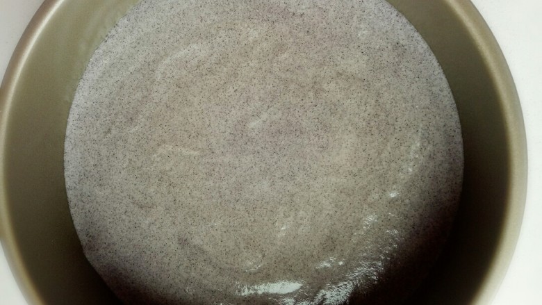 大米也能做蛋糕 简箪紫糯米糕,倒入蛋糕磨具 把磨具提起轻轻的摔几下,震出气泡并震平表面。覆上锡箔纸入烤箱。我家烤箱特别小我是上下火100度60分钟。烤箱大的问题稍微调高25度。