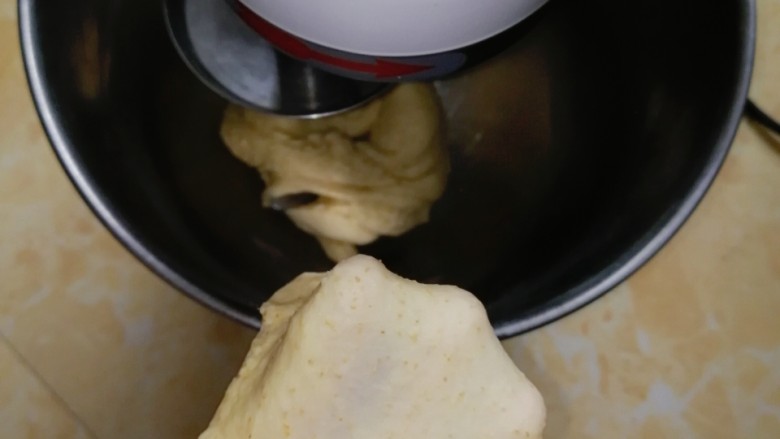全麦北海道吐司(一次发酵),一档揉成团,转3档揉至出厚膜