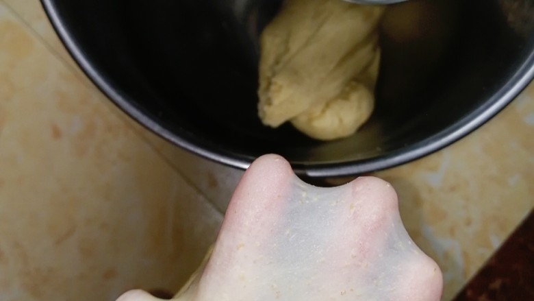全麦北海道吐司(一次发酵),一档揉至黄油完全吸收,3档揉至完全阶段(薄薄的手套膜)