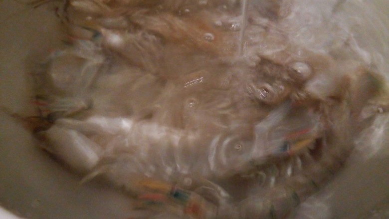 腌皮皮虾,先用流水把皮皮虾的表面冲洗干净,可以拿一双筷子搅拌,用手怕被它咬了,今天选的是55一斤的、没有膏、觉得拿来腌制买这种就可以、