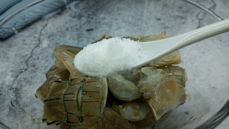 腌皮皮虾,准备细盐一勺半,喜欢淡一点的,也可以只放一勺就够了,放到皮皮虾碗里