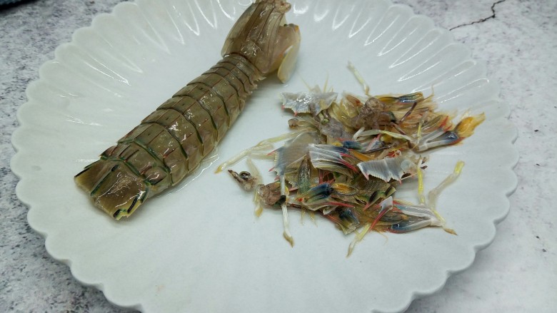 腌皮皮虾,用剪刀把皮皮虾头部,爪子,尾部都剪一下,吃的时候不至于扎嘴巴