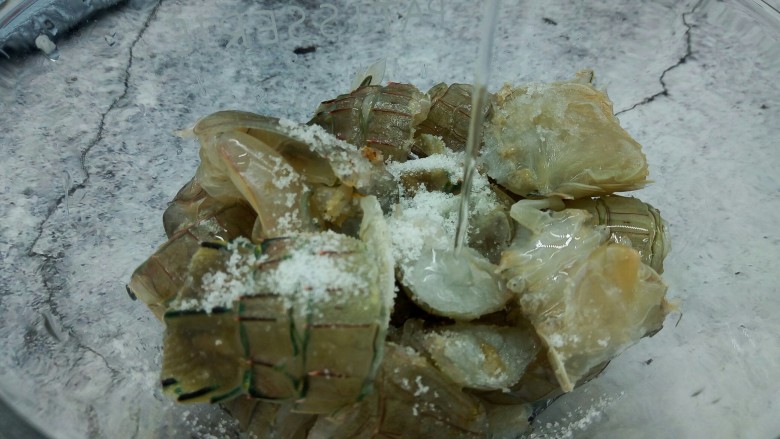 腌皮皮虾,加少许的白酒半勺、白酒跟蒜是杀菌的,喜欢吃辣的可以放一点青红辣椒