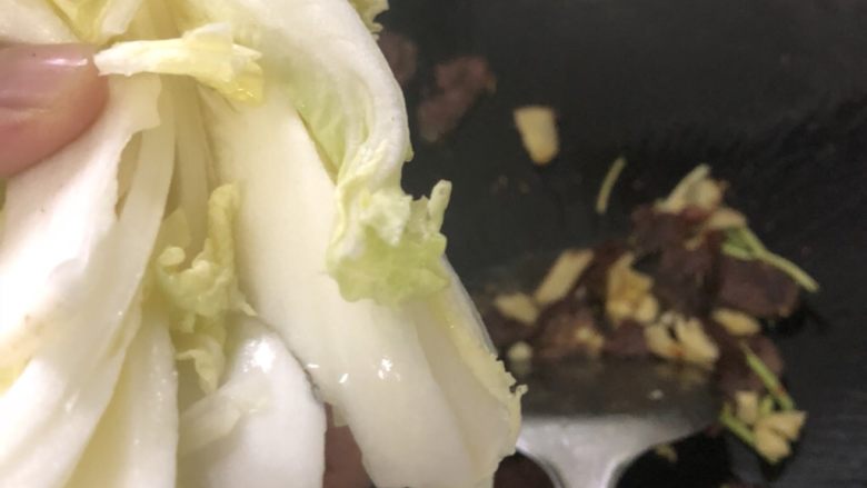 四川辣肠炒面,下菜翻炒几下
