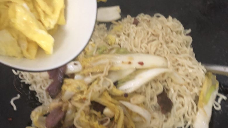 四川辣肠炒面,放入鸡蛋翻炒