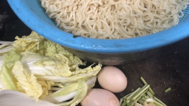 四川辣肠炒面,准备好材料