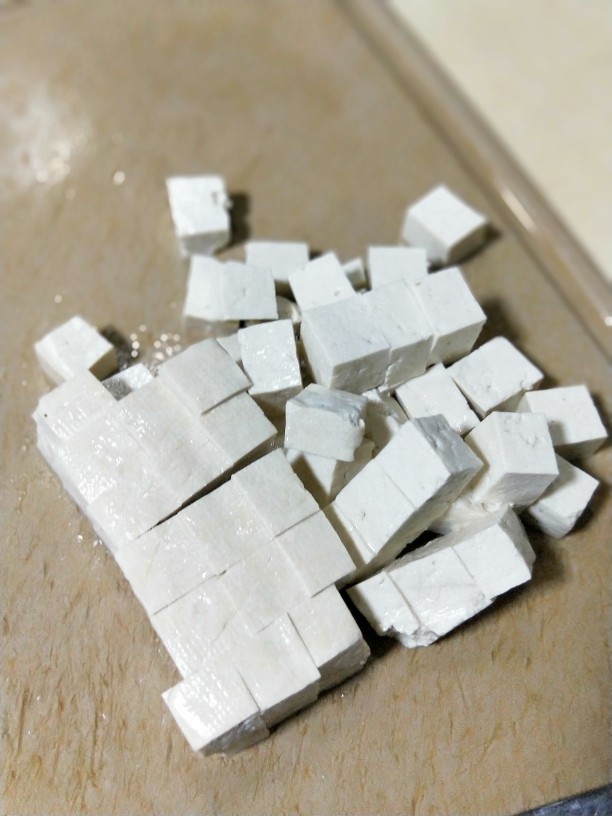 香椿豆腐,豆腐切成小方块?