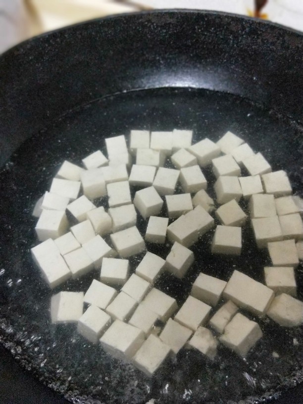 香椿豆腐,把豆腐投入开水中焯一下,去除豆腥味。