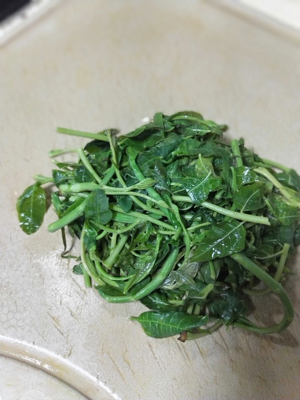 香椿豆腐,水开捞起香椿,沥干待用。