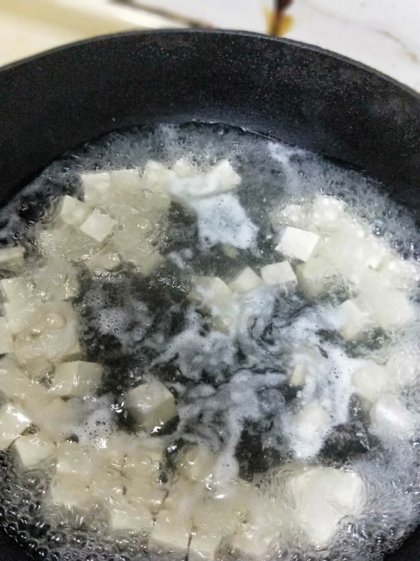 香椿豆腐,水开捞起豆腐,沥干待用。