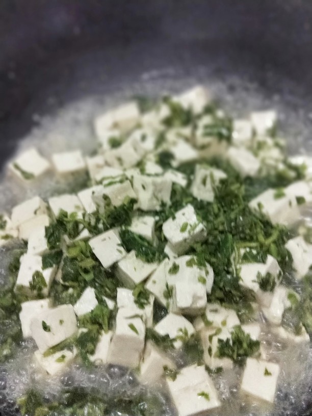 香椿豆腐,翻炒均匀,加入适量的盐调味。
