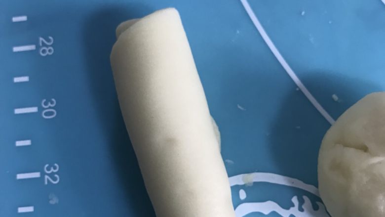 蛋黄酥,然后由下往上卷起来,就是这个样子啦!