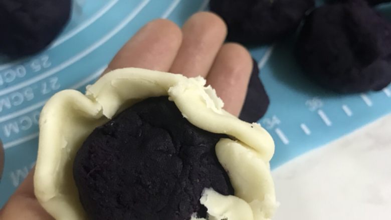 蛋黄酥,然后把做好的馅料,包起来。然后收口朝下,放在烤盘中