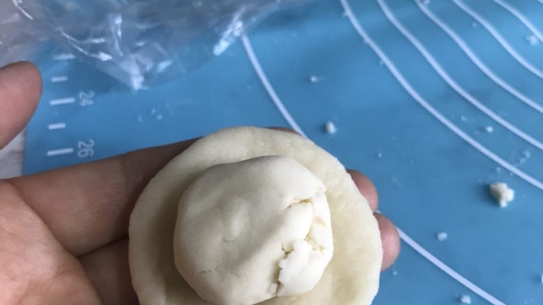 蛋黄酥,油皮和油酥,分别分成同等大小的20份。