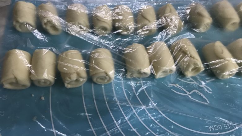 蛋黄酥,30分钟后,还是封口朝上,擀它!然后再卷起来,就是这个样子啦!再等20分钟吧😌