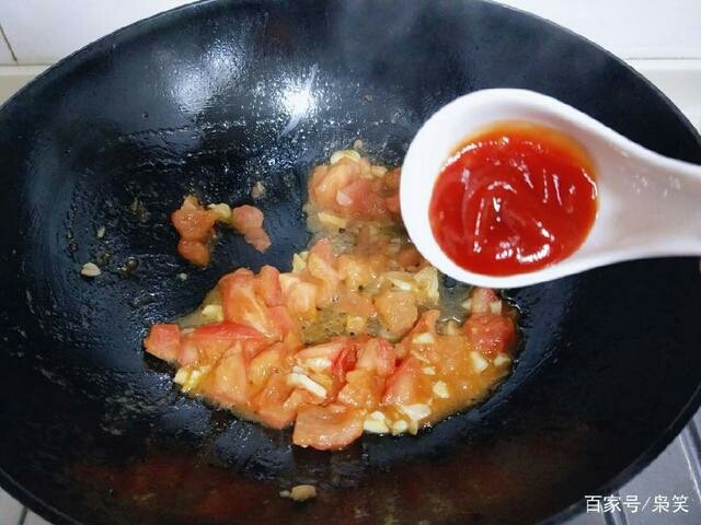 了不起的小番茄+茄汁火腿金针菇,将炒至番茄变软,加入<a style='color:red;display:inline-block;' href='/shicai/ 699'>番茄酱</a>,继续翻炒,锅中加入水。