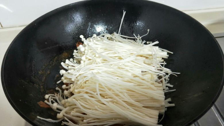 了不起的小番茄+茄汁火腿金针菇,加入洗干净的金针菇大火烧开。