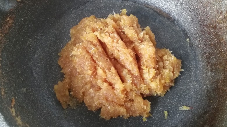 玫瑰凤梨酥,炒到果肉呈透明状能抱团的状态即可,炒好后盛入容器中,放一旁晾凉备用