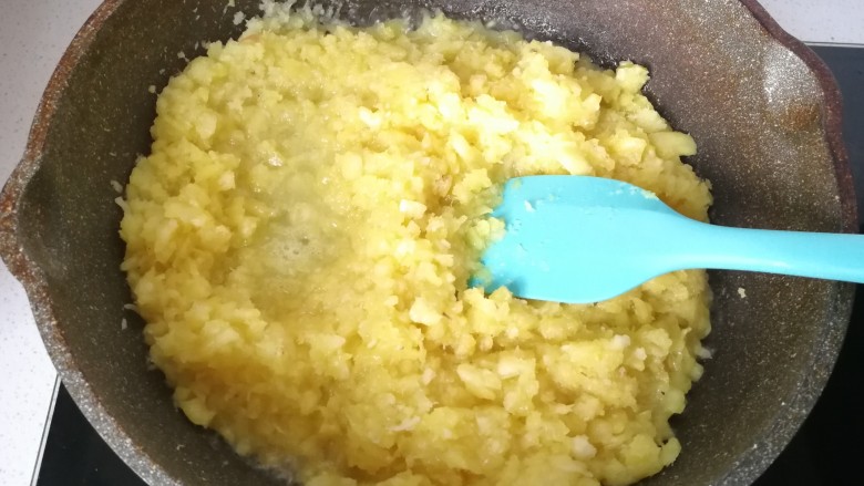 玫瑰凤梨酥,把菠萝肉倒入不粘锅中小火翻炒,炒至快干水分时加入白糖,麦芽糖,和<a style='color:red;display:inline-block;' href='/shicai/ 887'>黄油</a>继续翻炒