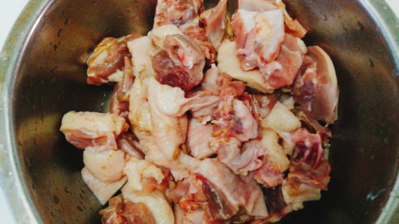 啤酒🍺鸭,<a style='color:red;display:inline-block;' href='/shicai/ 320'>鸭肉</a>剁小块冲洗干净备用