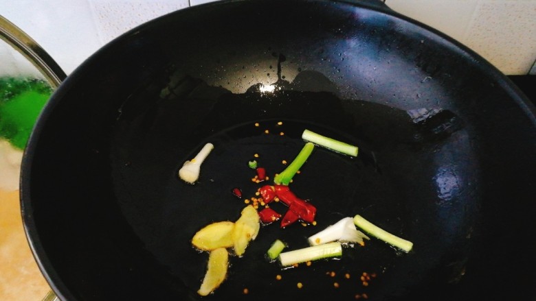 啤酒🍺鸭,加入姜片，干辣椒，葱段，爆香