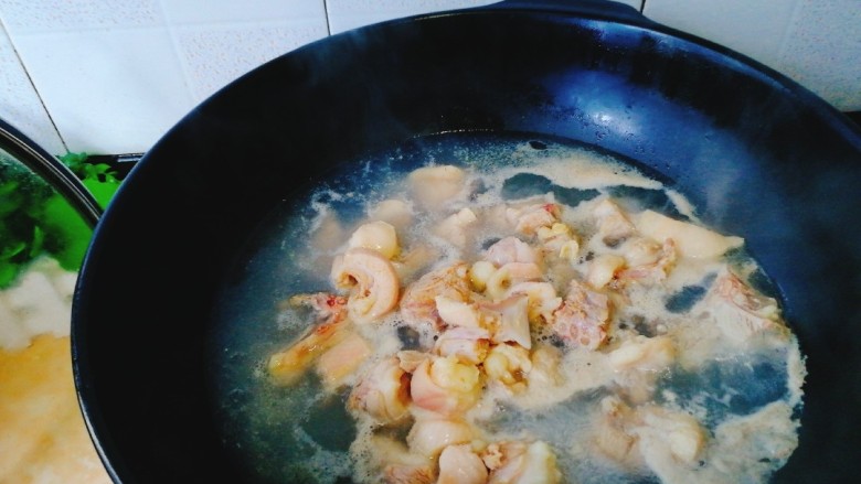 啤酒🍺鸭,烧开后撇去浮沫，捞出鸭肉