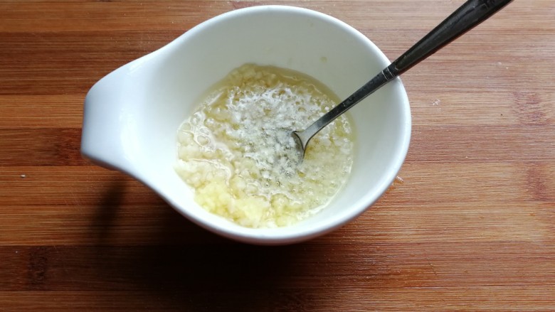 凉拌鸡丝,先在锅中加入适量食用油烧开,然后把烧开的热油淋在姜蒜末上