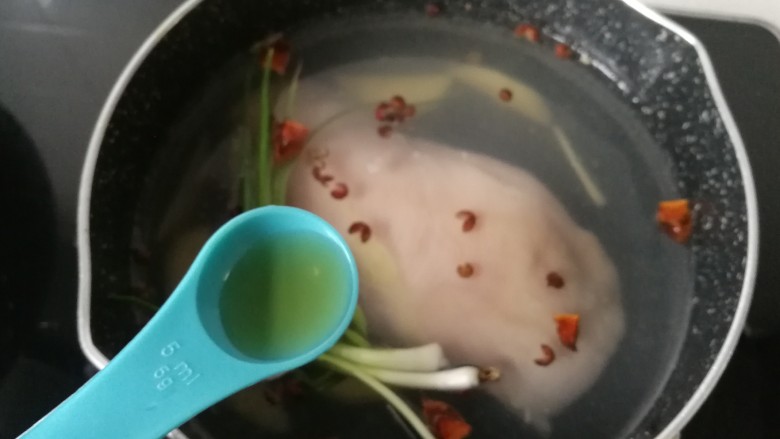 凉拌鸡丝,锅中加入适量水,放入鸡胸肉、葱结、姜片、花椒、八角、再加入几勺<a style='color:red;display:inline-block;' href='/shicai/ 718'>料酒</a>,冷水下锅,水开后煮约15分钟