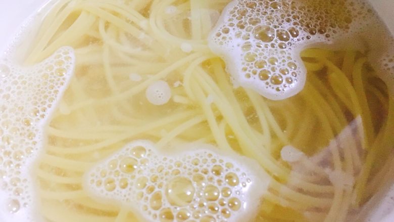 了不起的小番茄 番茄牛丸芝士意面,意面煮5分钟后,加入少许冷水,让其继续煮多5分钟。