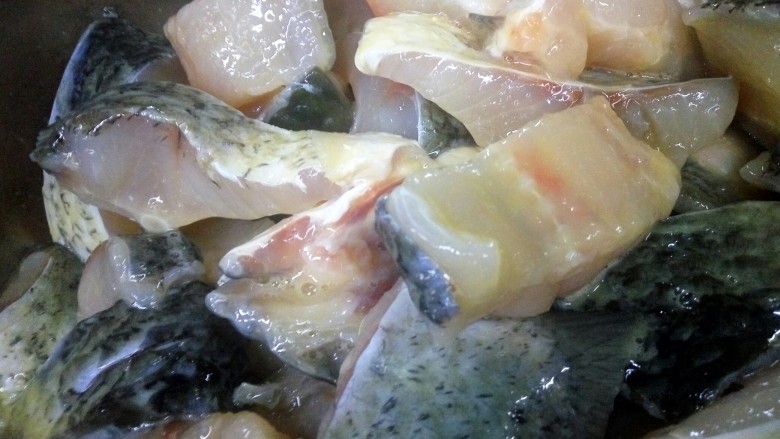 湘味红烧鱼块,鱼块选用四大家鱼里的草鱼制作。草鱼属于粗鳞鱼,肉厚而紧实。砍成大块,用葱姜料酒盐腌制一小时左右。让鱼肉变紧,入味。这样炸和烧的时候就不易碎。