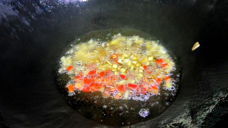 湘味红烧鱼块,另起油锅。将油烧热,将蒜子,姜,小米椒,倒入锅里煸炒。