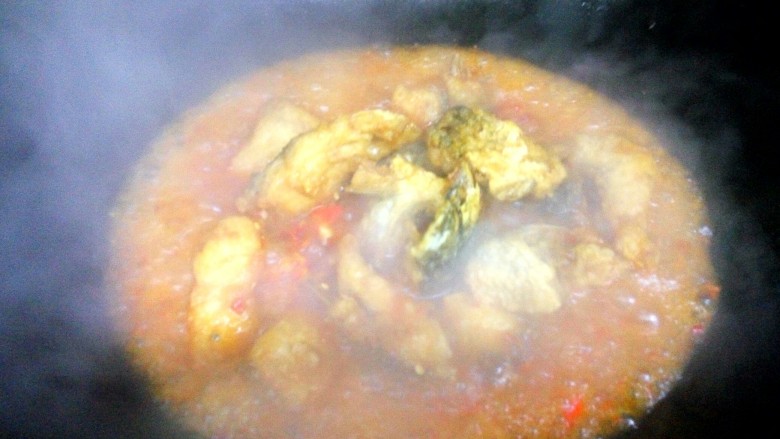 湘味红烧鱼块,
豆瓣炒香后加汤做成汁,去点陈醋,去一点白砂糖,然后加入鱼块。