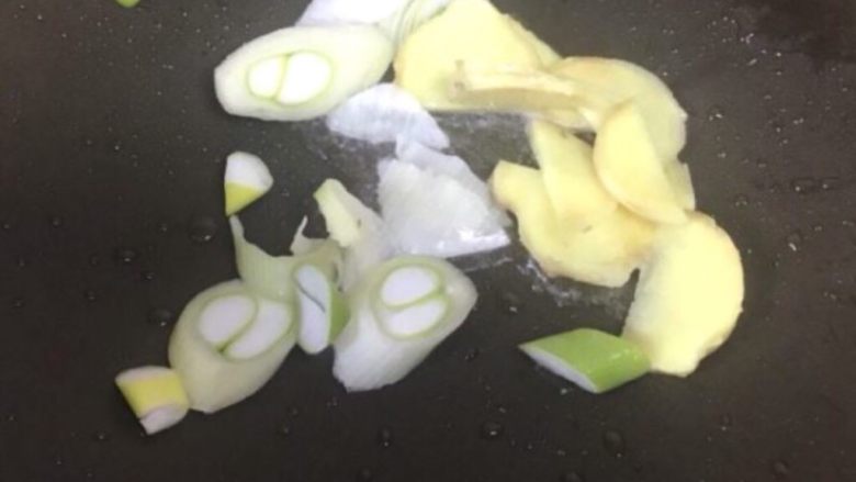 土豆烧肉,起油锅,放入葱姜爆香