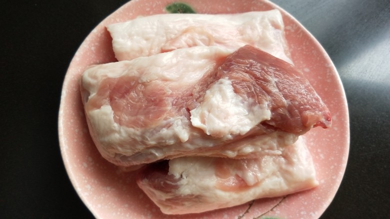 特色小炒肉,准备<a style='color:red;display:inline-block;' href='/shicai/ 428'>五花肉</a>,洗净,切成薄片(切片的照片我忘记拍了)
