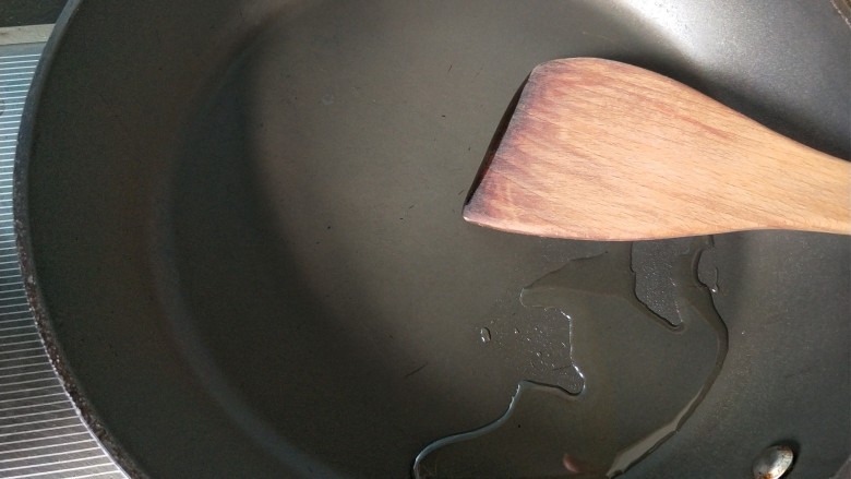 特色小炒肉,锅内放油,烧热。