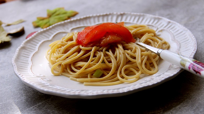 麻酱拌意粉,再摆上两片<a style='color:red;display:inline-block;' href='/shicai/ 59'>番茄</a>,好了,大功告成!