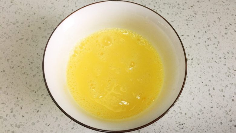 煎酿茄盒,鸡蛋打散,加水稀释,打匀(水少加一点)