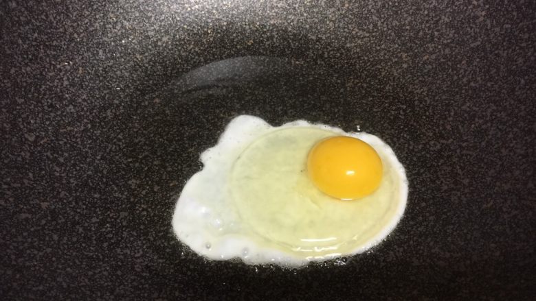 丝瓜焖荷包蛋,<a style='color:red;display:inline-block;' href='/shicai/ 9'>鸡蛋</a>煎香备用