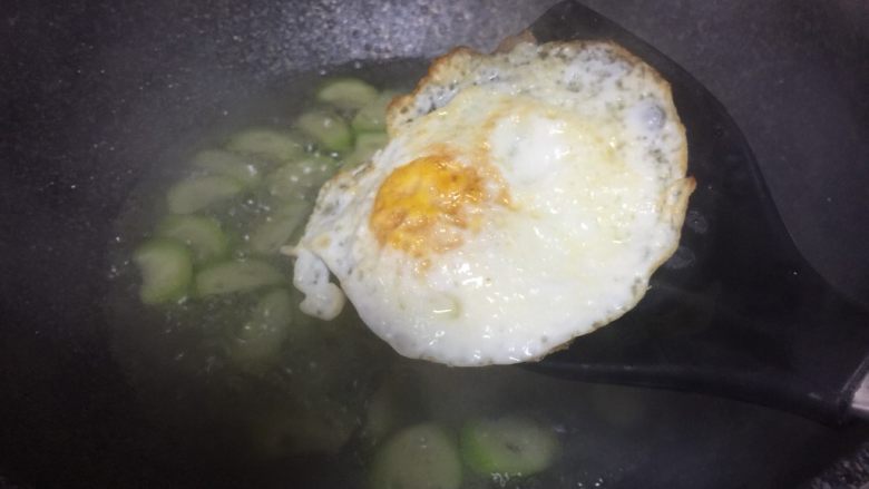 丝瓜焖荷包蛋,加入煎好的鸡蛋