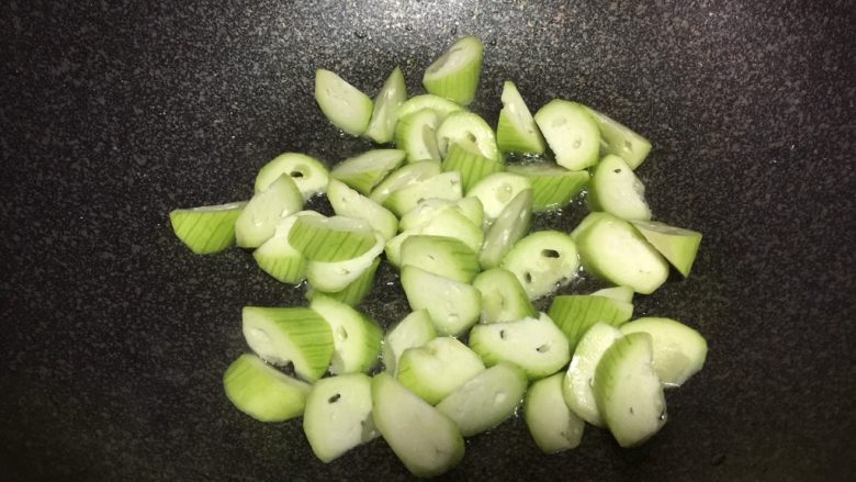 丝瓜焖荷包蛋,锅中放油，将丝瓜煸炒至软。