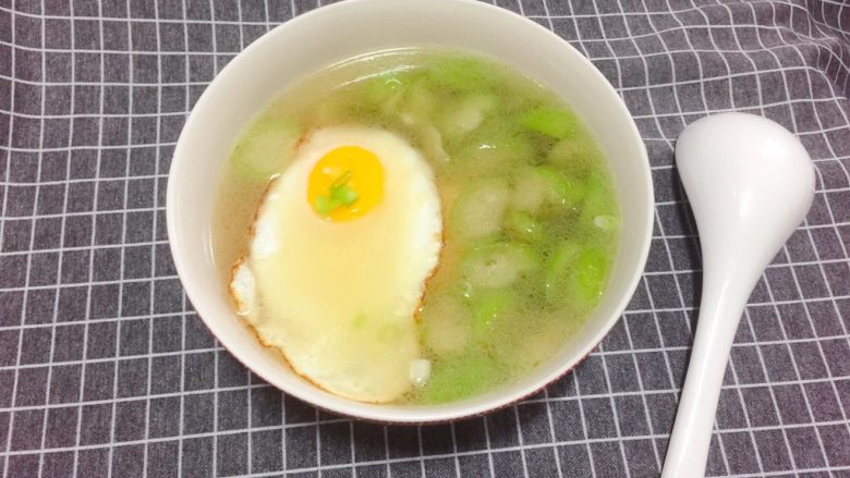 丝瓜焖荷包蛋,撒上葱花，美味出锅啦！