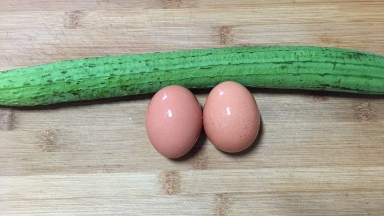 丝瓜焖荷包蛋,准备好食材