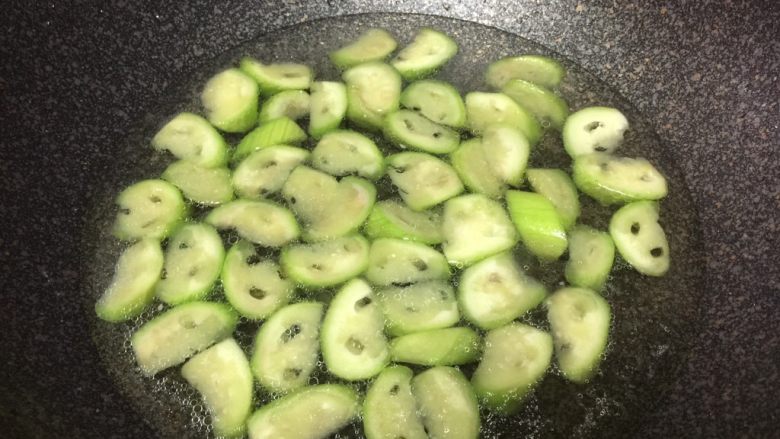 丝瓜焖荷包蛋,然后加入一碗水煮开