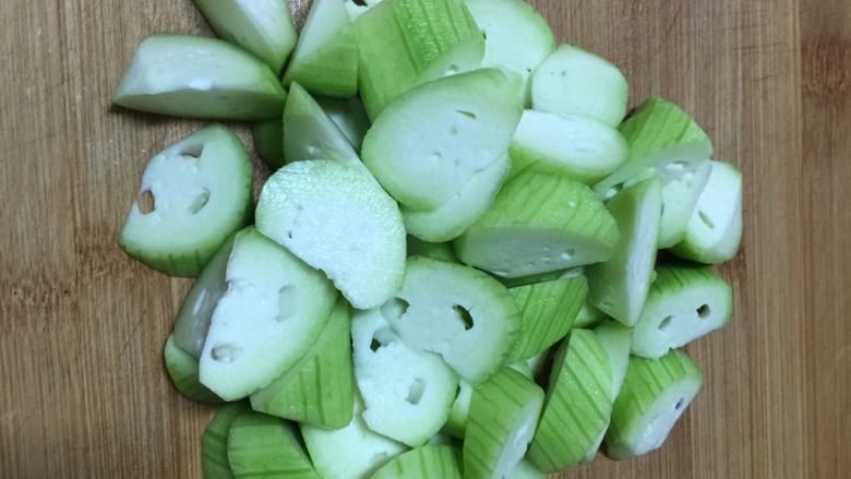 丝瓜焖荷包蛋,<a style='color:red;display:inline-block;' href='/shicai/ 57'>丝瓜</a>去皮切滚刀块