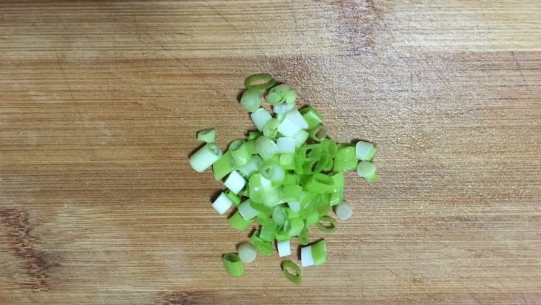 丝瓜焖荷包蛋,小<a style='color:red;display:inline-block;' href='/shicai/ 3250'>葱</a>切碎备用